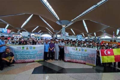 Mohd Sabirin (tengah) bersama kakitangan LZS dan MAIS menghantar pelajar yang akan melanjutkan pengajian di Jordan dan Mesir di KLIA pada Ahad.