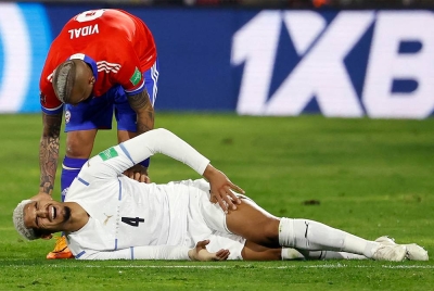 Araujo (depan) mengalami kecederaan pada awal babak pertama ketika aksi persahabatan Uruguay menentang Iran. Foto goal.com