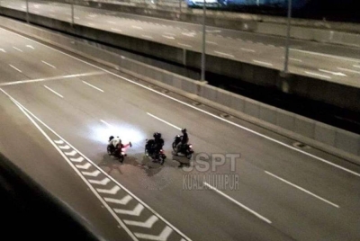 Tiga pelajar sekolah menegah ditahan Unit Risik/Operasi JSPT KL dalam Op Samseng Jalanan di Lebuhraya AKLEH. -Foto: JSPT KL