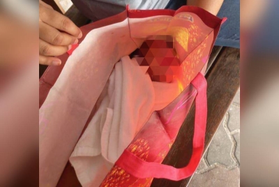 Orang awam menemui bayi perempuan yang ditinggalkan di dalam beg dan diletakkan di kawasan kedai makan di Bukit Jalil, pada Ahad.