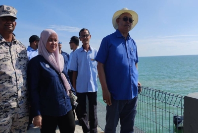 Noh (depan kanan) bersama agensi berkaitan semasa meninjau Kelong Paradise pada Selasa.