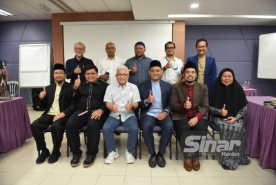 Hussamuddin (duduk tiga dari kiri) bersama penggerak utama program My #QuranTime. - Foto Sinar Harian / RAFEQ REDZUAN