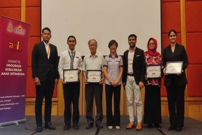 Pei Nei (tengah) bersama rakan strategik ILSC di Hotel De Palma, di sini pada Selasa.