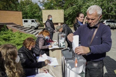Orang ramai di bandar Mariupol mengundi dalam referendum menyertai Rusia pada Jumaat lalu. - Foto EPA