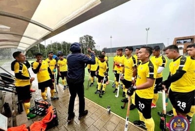 Para pemain hoki negara beraksi dengan tenang untuk meraih kemenangan ke atas Belgium A pada Selasa. - Foto FB MHC