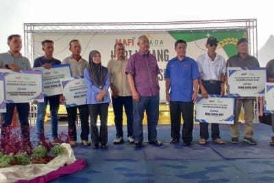 Noh (lima dari kanan) bergambar bersama penerima anugerah pesawah pada Majlis Hari Ladang IADA Barat Laut Selangor di Pukal Blok E Sawah Sempadan di sini pada Rabu.