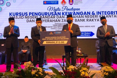 Simbolik penyerahan zakat oleh Nor Haimee (dua dari kiri) kepada Tengku Tan Sri Mohamad Rizam (dua dari kanan) pada Rabu.