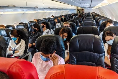 Pemakaian pelitup muka ketika menaiki kapal terbang tidak lagi diwajibkan. (Gambar hiasan) - Foto 123rf