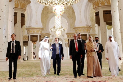 Ismail Sabri (empat dari kiri) semasa melawat Masjid Besar Sheikh Zayed, sempena lawatan beliau ke Emiriah Arab Bersatu (UAE) hari ini. Foto Bernama