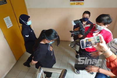 Sim Hui Ying didakwa di Mahkamah Majistret Johor Bahru pada Khamis atas pertuduhan membunuh teman lelakinya.