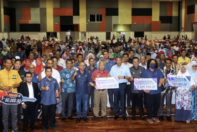 ADUN Rantau, Datuk Seri Mohamad Hasan (empat dari kanan) dan Mohd Salim (tiga dari kanan) bergambar bersama para pekebun kecil pada Majlis Pekebun Kecil Makmur Penyampaian Dividen TSK Risda di Dewan Biduanda Universiti Teknologi Mara (UiTM) Rembau, pada Khamis. - Foto Bernama