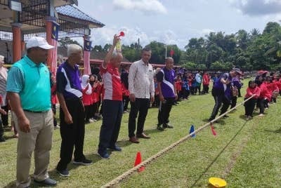 Muhammad Nasir (tiga dari kiri) membunyikan hon sebagai bermulanya pertandingan tarik tali pada Kejohanan Olahraga &amp; Sukaneka ke-31 Sekolah Kebangsaan (SK) Padang Luas di SK Padang Luas, di sini pada Khamis.