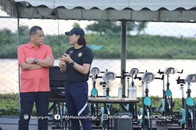 Hamidin (kiri) mempertahankan tindakan Pan-gon untuk menyenaraikan pemain dalam kesebelasan utama skuad Harimau Malaya. - Foto FB FAM