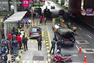 Seorang lelaki ditemukan mati dalam sebuah lori di Jalan Imbi, di sini, pada Khamis.