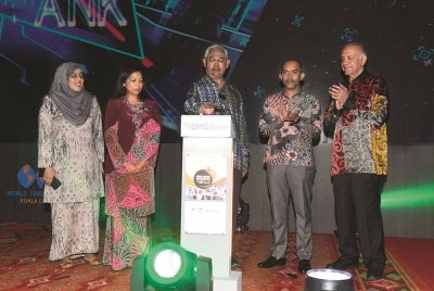 Noh menyempurnakan Majlis pelancaran Program Penjana Komuniti@SME Bank 3.0 pada Khamis.