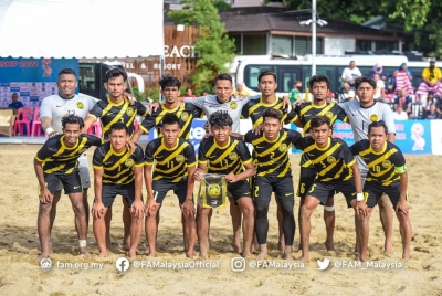 Skuad bola sepak pantai negara yang menggalas cabaran Malaysia di Kejuaraan Bola Sepak Pantai AFF 2022 pada Khamis. - Foto Football Association of Malaysia via Football Association of Thailand