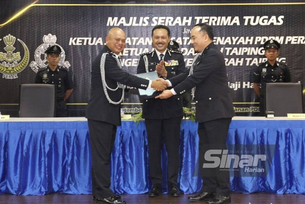 Mohd Yusri (tengah) menyaksikan serah terima tugas jawatan Ketua Jabatan Siasatan Jenayah Perak antara Anuar (kiri) dan Zaihairul (kanan).