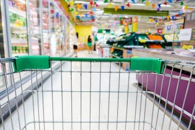 Pemilik kedai sepatutnya membuat pengasingan produk halal dan haram yang dijual supaya tidak mengelirukan pengguna. Foto hiasan 123RF