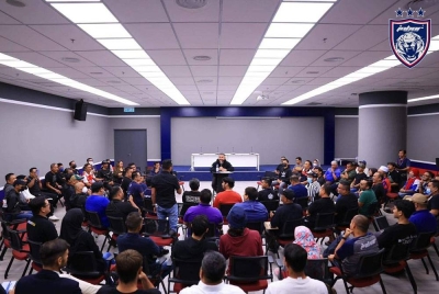 Tunku Ismail mengadakan sesi bertemu peminat. Foto FB Johor Southern Tigers