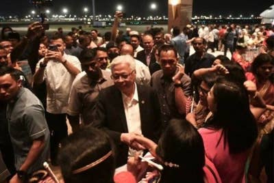 Ismail Sabri disambut sebagai wira Bahasa Melayu oleh ratusan yang hadir di KLIA kerana mencatat sejarah apabila berucap dalam bahasa kebangsaan di UNGA di New York. - Foto Twitter Bernama TV