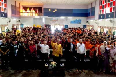 Mohd Zahari (tengah) ketika hadir pada Majlis Pelancaran KKP Dan Majlis Menandatangani Nota Kerjasama (Nou) Kolej Vokasional (KV) Kemaman – JKKP Terengganu – Venator Asia Sdn Bhd pada Khamis.