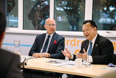 Alexander (kanan) memperkatakan sesuatu ketika mengadakan sesi libat urus bersama wakil VTCT baru-baru ini.