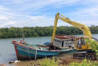 Sebuah bot nelayan asing Vietnam dilupuskan secara hancur musnah pada Jumaat.