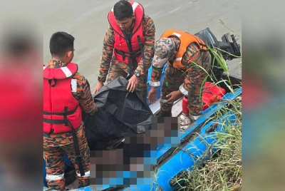 Mayat mangsa dibawa naik oleh anggota bomba dalam kejadian di kunci air berhampiran Jalan Bukit Lanchong, Kampung Bukit Lanchong di sini pada Jumaat.