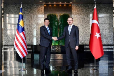 Azmin (kiri) bersama Mehmet ketika mesyuarat JETC di Ankara pada Khamis.