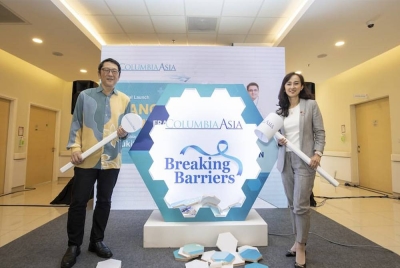 Dr Boon Kheng (kiri) melancarkan pusat kanser Hospital Columbia Asia, Bukit Rimau pada Khamis.