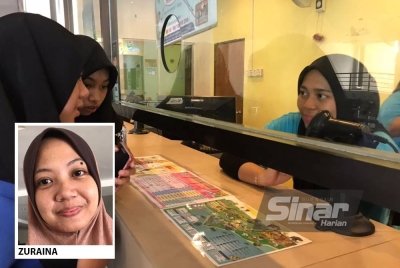 Pekerja Bukit Gambang Resort City melayan pelanggan.