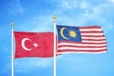 Bendera Turkiye (kiri) dan Malaysia - Foto 123RF