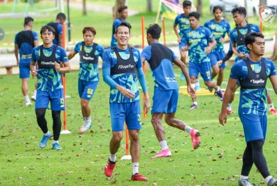 Pemain KDA FC giat kembali menjalani latihan bagi persiapan menghadapi PJ City FC pada malam Sabtu selepas berehat dua minggu. Foto KDA FC