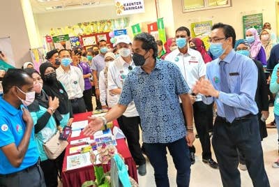 Khairy (dua dari kanan) beramah mesra dengan pasukan perubatan Hospital Rembau selepas merasmikan Sambutan Hari Hospis dan Rawatan Paliatif Sedunia 2022 di Rembau pada Sabtu.