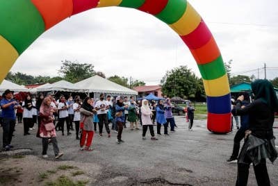  Sebahagian peserta melakukan senaman erobik sebelum larian amal anjuran Panel Penasihat Klinik Kesihatan Batu Arang pada Program Komuniti Gaya Hidup Sihat - Larian Santai Klinik Kesihatan Batu Arang 2022 di pekarangan klinik kesihatan itu, hari ini. 
