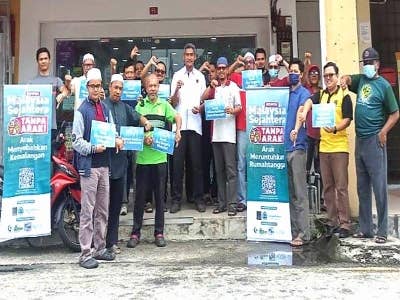 Isma dan penduduk Taman Matahari Indah membantah penjualan minuman keras di kedai serbaneka berhampiran taman perumahan yang majoriti penduduknya beragama Islam.