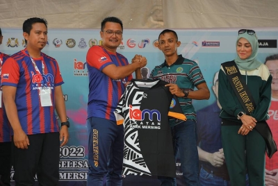 Mohd Hairi (dua, kiri) bersama Ketua Jurulatih Kelab Ragbi Iskandar Troopers, Ismail Abas (dua dari kanan) merasmikan jersi baharu Kelab Ragbi Iskandar Troopers pada Majlis Mersing Fun Run di Dataran Mahkota Mersing pada Sabtu. - Foto: Bernama