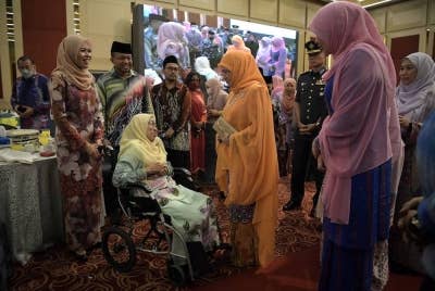 Tunku Azizah berkenan beramah-mesra bersama warga emas, Zaleha Abd Rahman (kerusi roda) pada Majlis Perasmian Hari Warga Emas Kebangsaan Tahun 2022 di WTCKL pada Sabtu. - Foto Bernama