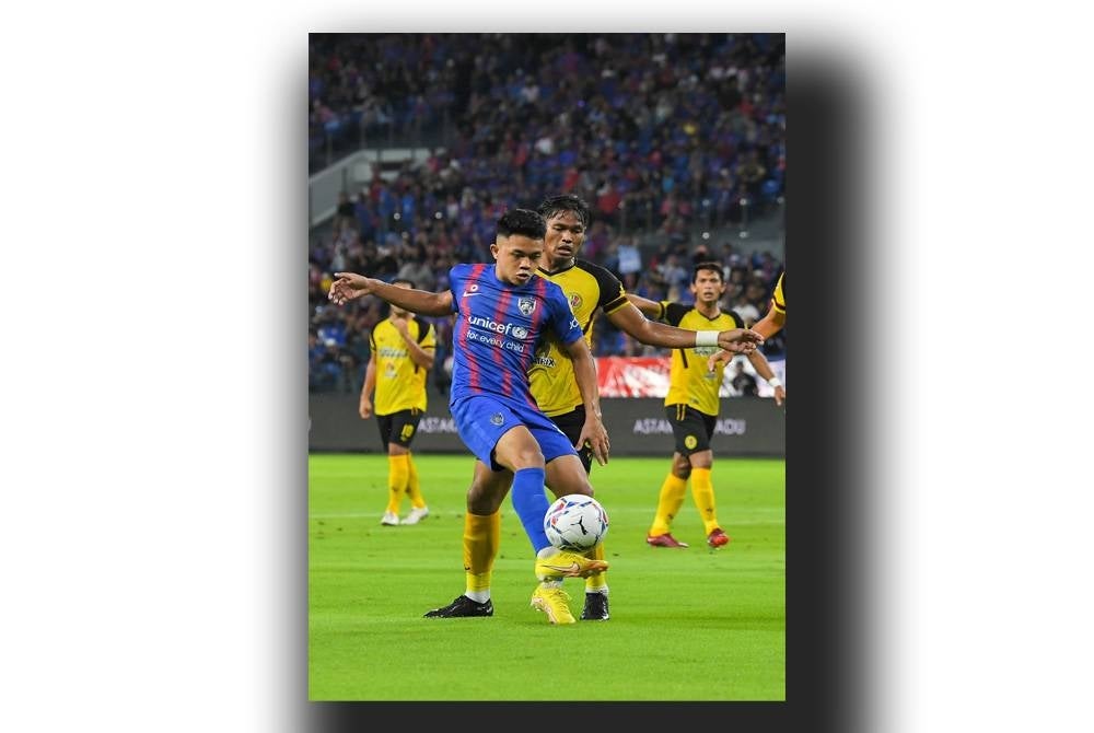 Pemain JDT, Arif Aiman Hanapi (kiri), cuba melepaskan rembatan ke gawang Negeri Sembilan FC pada aksi Liga Super di Stadium Sultan Ibrahim, pada Sabtu. - foto Bernama