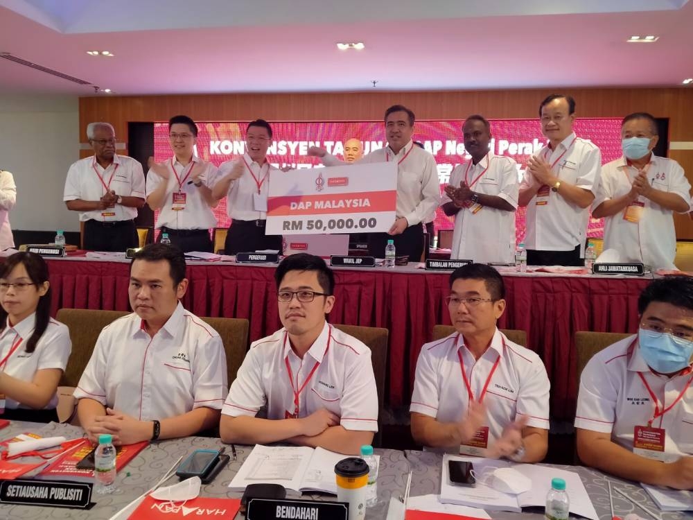 Kor Ming (tiga dari kiri) menyerahkan sumbangan RM50,000 daripada DAP Perak untuk DAP Pusat kepada Anthony sempena Konvensyen Tahunan DAP Perak kali ke-21 di sebuah hotel pada Ahad.