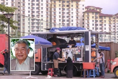 Peniaga dan penjaja kecil mahu kerajaan baharu selepas PRU akan datang melaksanakan dasar mesra kepada mereka. Gambar kecil: Tan Meng Lee