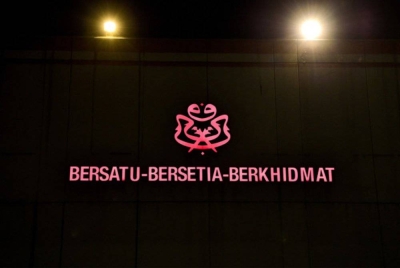 Ada kemungkinan pimpinan UMNO peringkat bahagian yang dipanggil
pada perjumpaan khas Selasa ini bagi membincangkan persediaan PRU15.