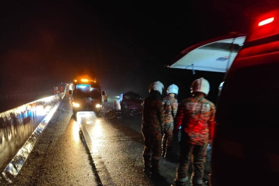 Seorang remaja maut selepas kereta dipandunya hilang kawalan dan melanggar pembahagi jalan di Kilometer 23 Lebuhraya Utara Selatan, di Kulai pada Ahad