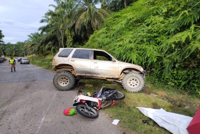 Keadaan dua kenderaan yang mengakibatkan penunggang motosikal maut Kilometer 54, Jalan Aring 15, Gua Musang pada Sabtu.