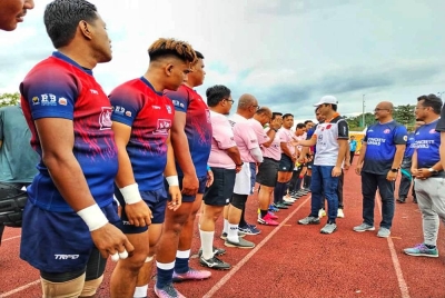 Tengku Hassanal Ibrahim (tebgah) diperkenalkan barisan pemain oleh Fadzli (dua dari kanan) dalam kejohanan tersebut yang berlangsung di Kompleks Rakan Muda Dong dekat Raub pada Sabtu