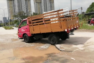 Keadaan jalan alternatif dari Kampung Chubadak ke Duke yang rosak.