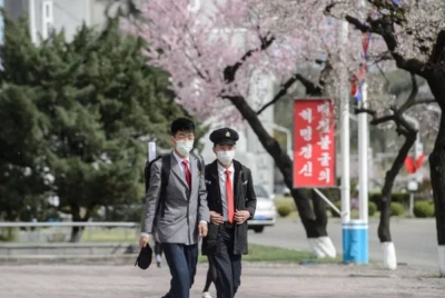 Korea Utara sebelum ini menarik balik semua arahan pemakaian pelitup muka, di dalam atau di luar bangunan. Foto AFP/Getty Images