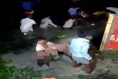 Nahas pada Sabtu yang berlaku di bandar Kanpur di negeri utara Uttar Pradesh turut menyebabkan 22 lagi cedera. - Foto Twitter/@real_farooque07