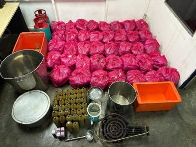 Antara rampasan susulan penahanan seorang lelaki dalam serbuan kegiatan memproses dan menjual air ketum di sebuah rumah di Taman Setapak, Kuala Lumpur pada Jumaat.