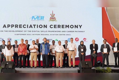 Raja Muda Selangor, Tengku Amir Shah (empat dari kiri) berkenan merasmikan pembukaan SAS2022 di Skypark RAC pada 8 September lalu.